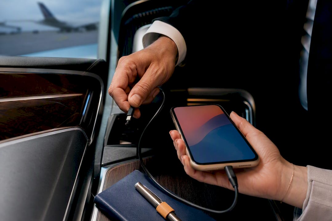 Mercedes-Benz VTC charger prepared for airport transfer at Nice Côte d’Azur Airport