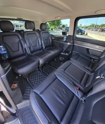 Vue du coffre spacieux et bien aménagé d'un van TranspOnyx, idéal pour transporter les bagages lors de transferts pour le Cannes Lions.