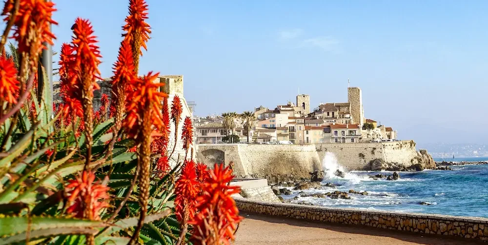 Antibes vieille ville remparts Côte d'Azur