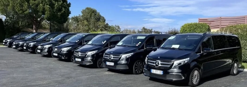 Une flotte de vans Mercedes Classe V noirs, parfaits pour les transferts aéroport en groupe pour le MIPIM à Cannes.