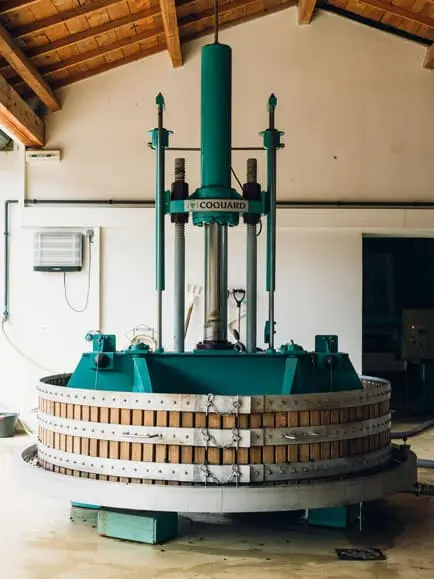 Pressoir hydraulique traditionnel Château Barbeyrolles