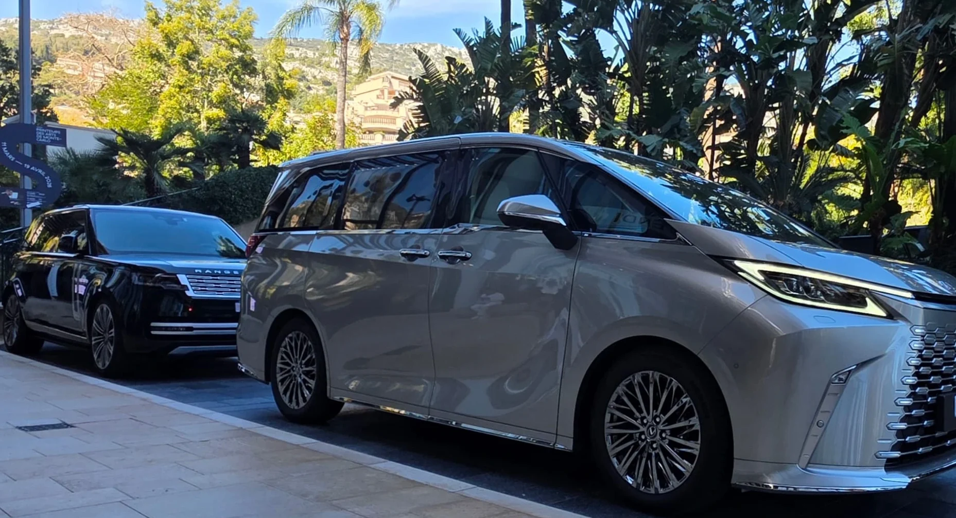 Un van de luxe TranspOnyx stationné sous les palmiers, symbolisant un transport exclusif sur la Côte d'Azur pour une clientèle VIP.